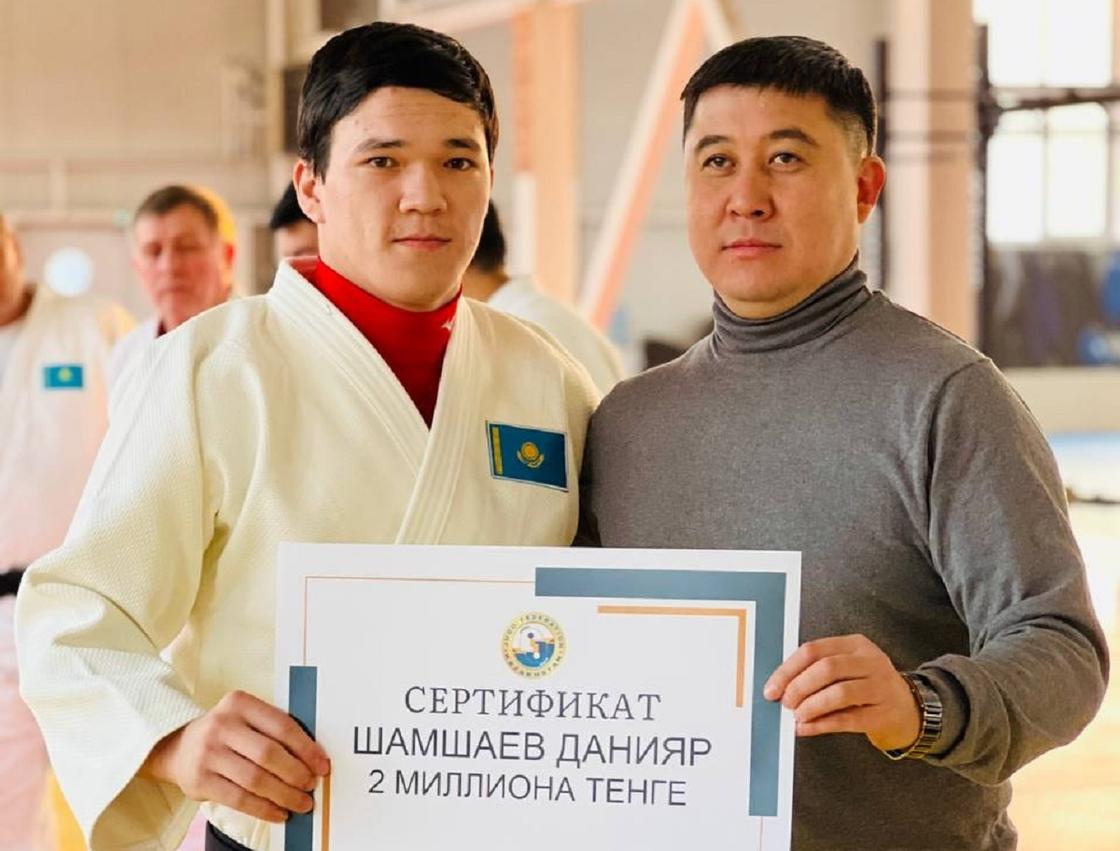 Данияр Шамшаев получил сертификат.
