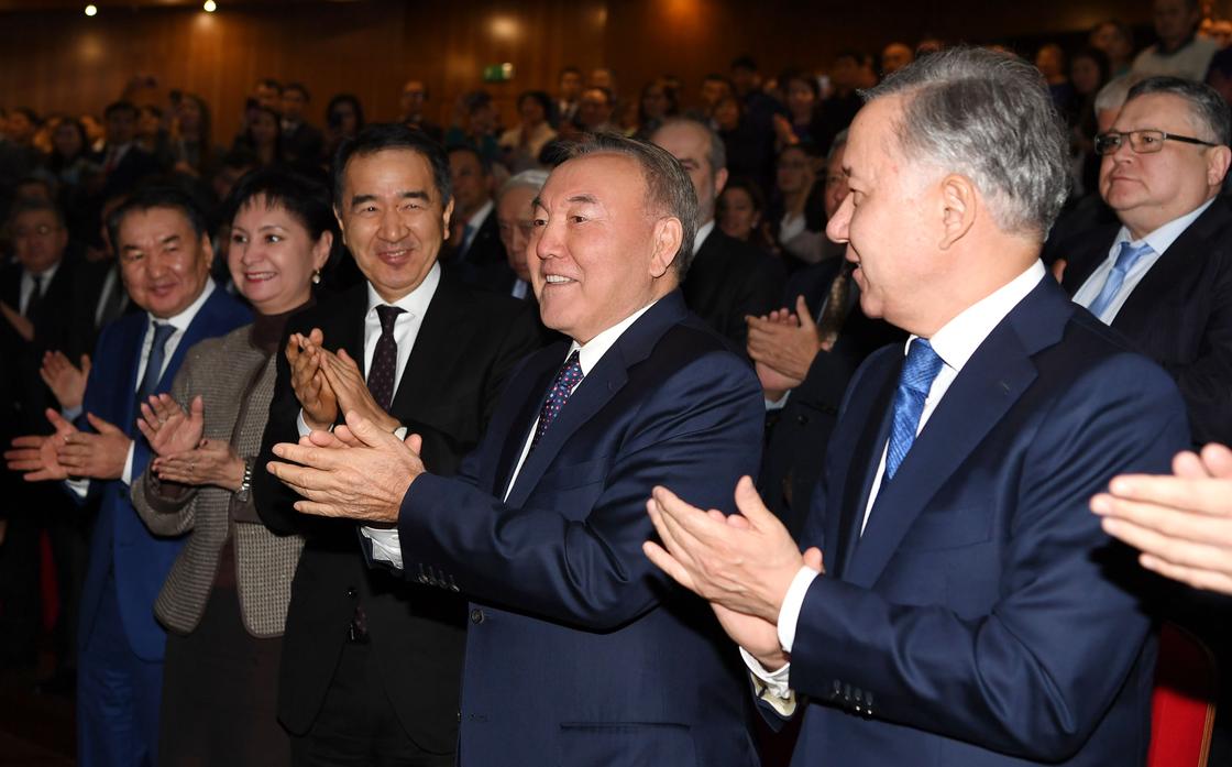 Назарбаев посетил премьеру фильма о себе и Астане (фото)