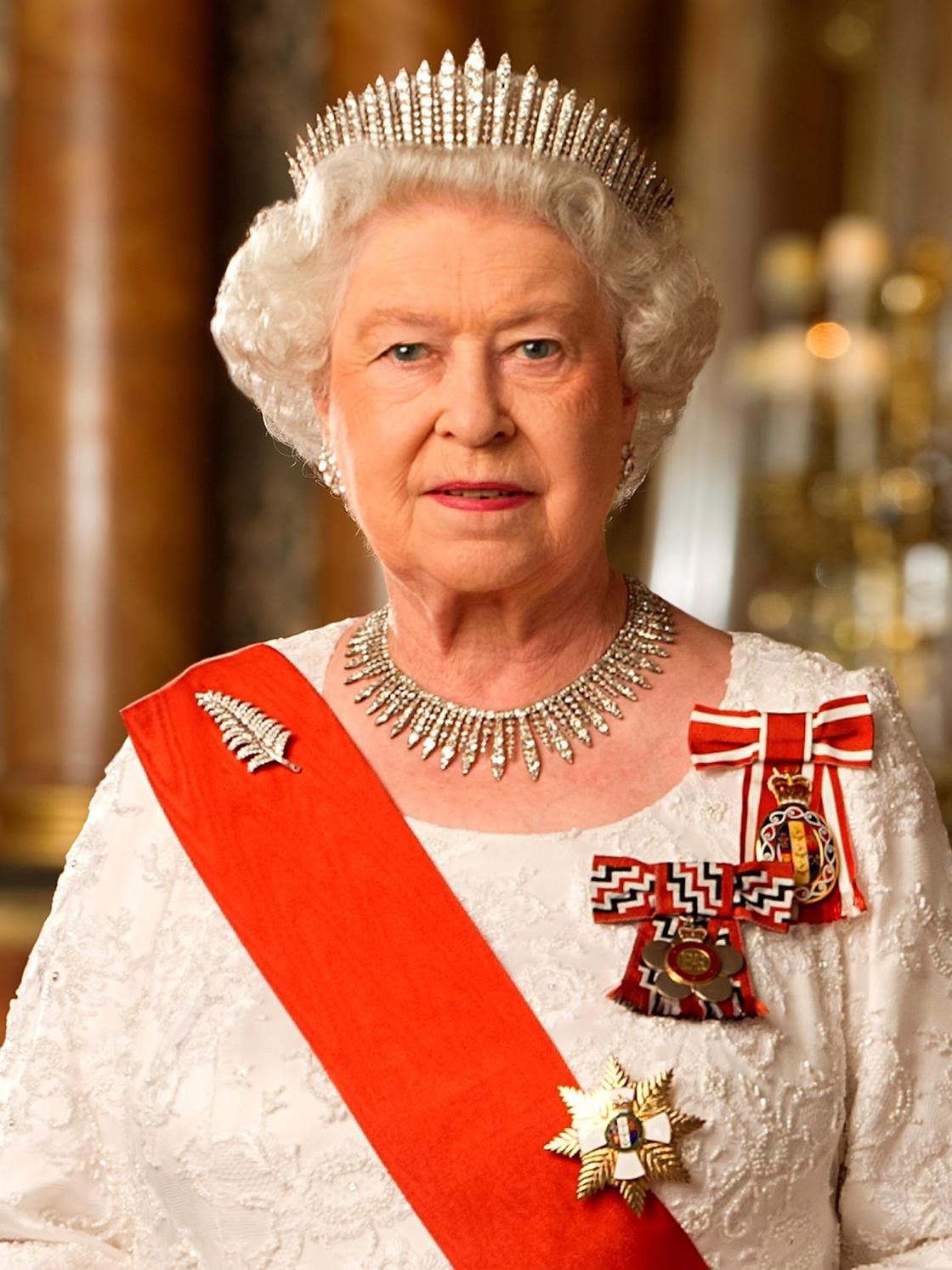 Королева Елизавета в тиаре и со знаками отличия