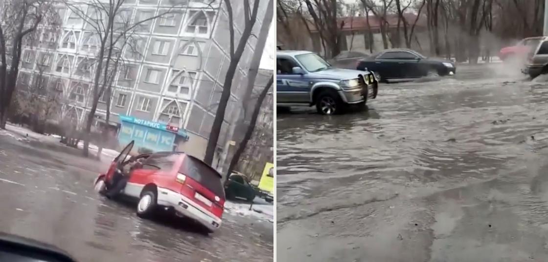 «Надо было лодочную полосу сделать»: автомобили тонули в лужах после дождя в Алматы (видео) «Надо было лодочную полосу сделать»: автомобили тонули в лужах после дождя в Алматы (видео)