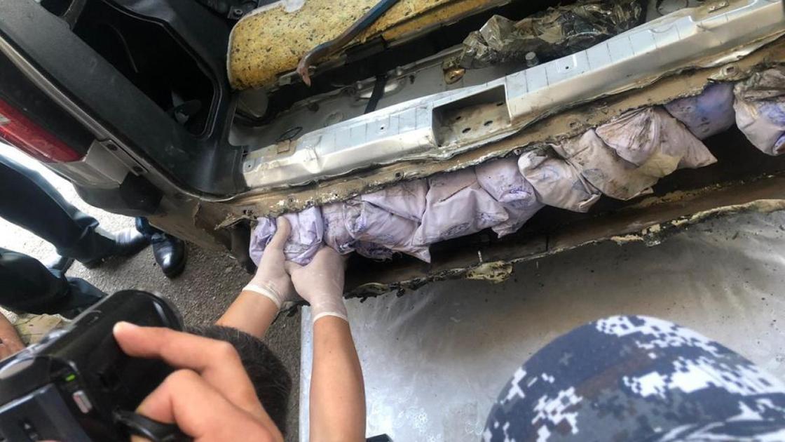Иностранец пытался провезти через Казахстан 12 кг героина