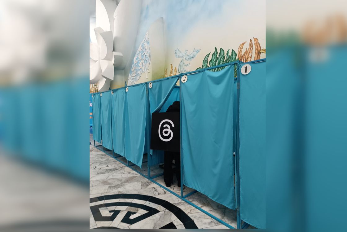 Алматинец в костюме соцсети Threads