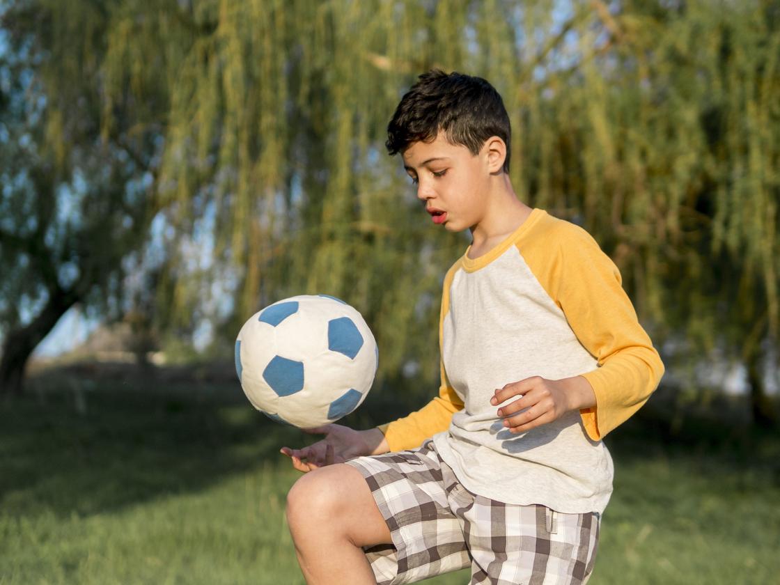 Юный футболист с мячом