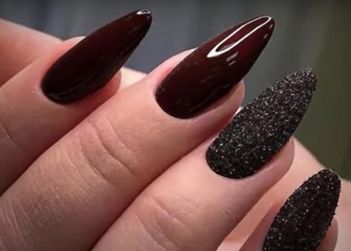 Длинные ногти, украшенные бордовым глянцевым лаком и черным бархатным покрытием