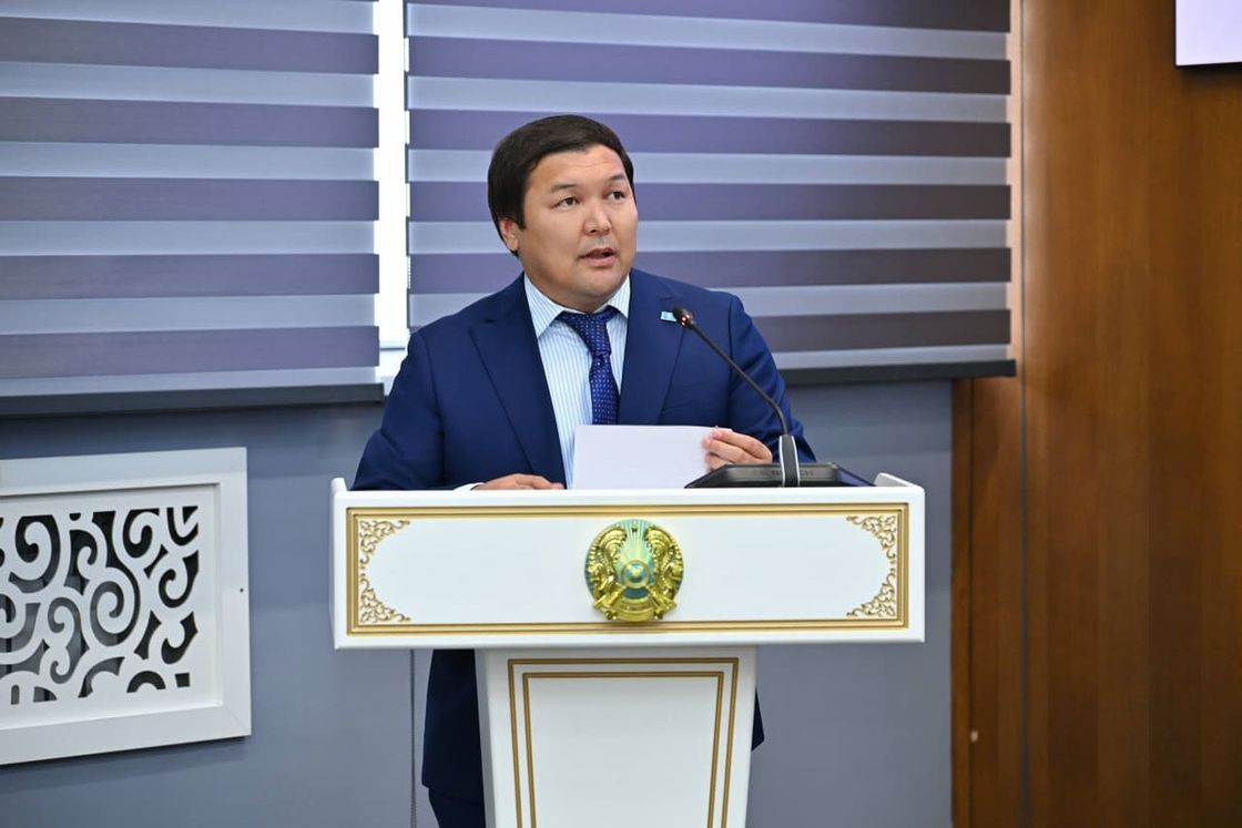 Спикер за трибуной