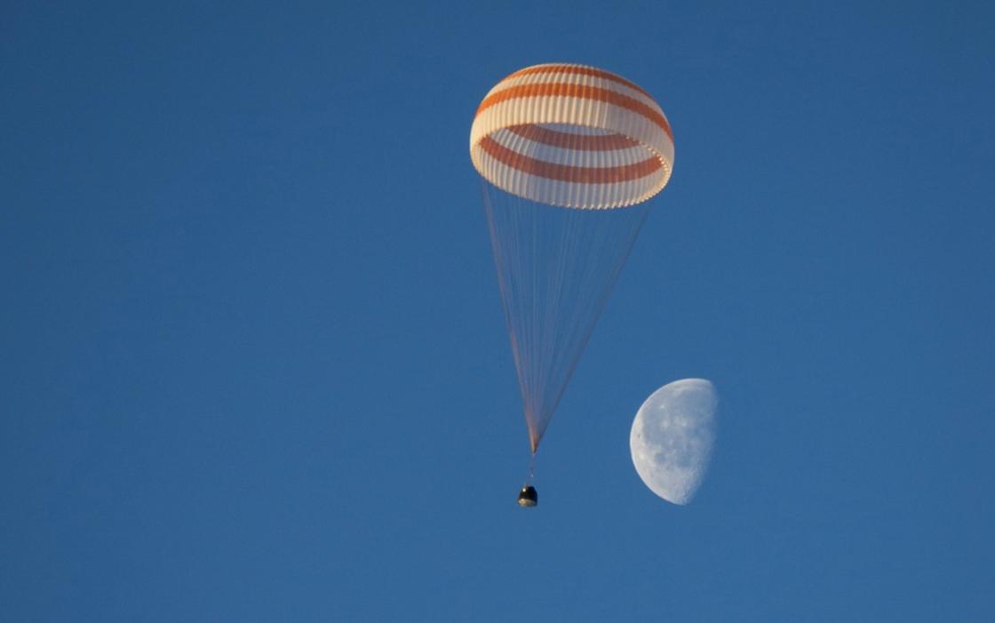 Трое членов экипажа МКС приземлились в Казахстане