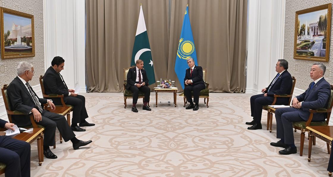 Касым-Жомарт Токаев провел встречу с премьер-министром Пакистана
