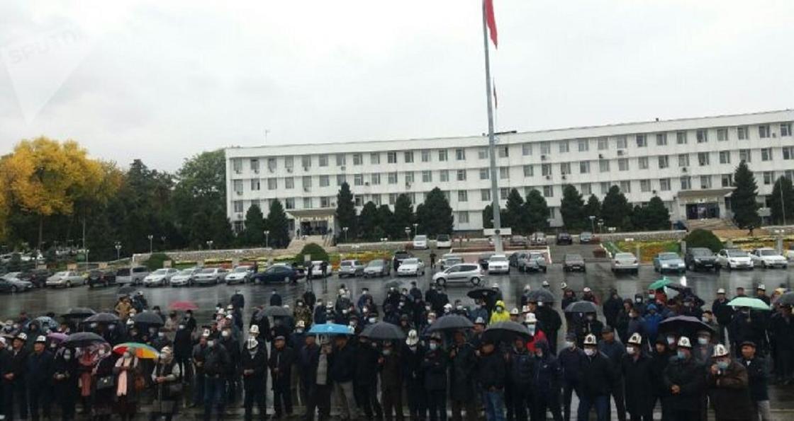 Сторонники Жээнбекова собрались на площади в Оше