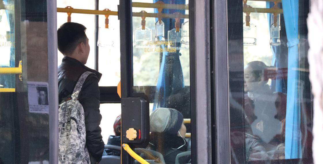 Полиция нашла мужчину, ударившего подростка в автобусе в Алматы