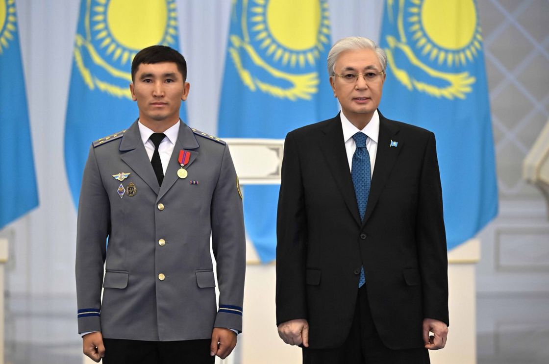 Токаев наградил спецназовцев