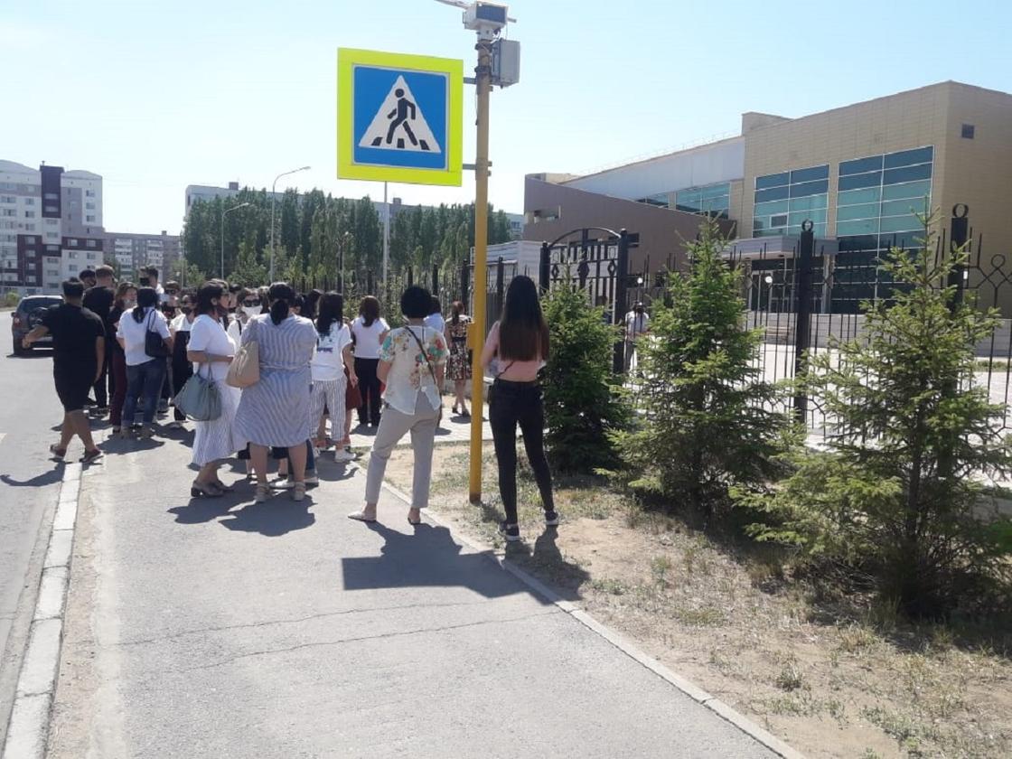 «Никогда не было троек»: ученики престижной школы получили автоматически низкие итоговые оценки в Павлодаре