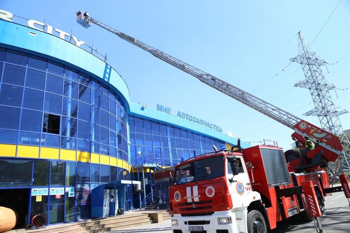 Более 600 человек эвакуировали из "Car-City" в Алматы