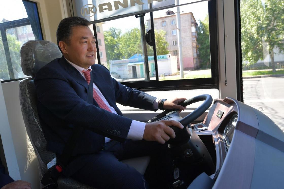 Булат Бакауов протестировал электробусы, презентованные в Павлодаре ко Дню столицы
