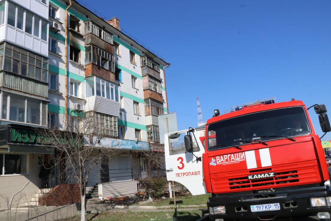 Семь человек спасли из пожара в жилом доме в Петропавловске