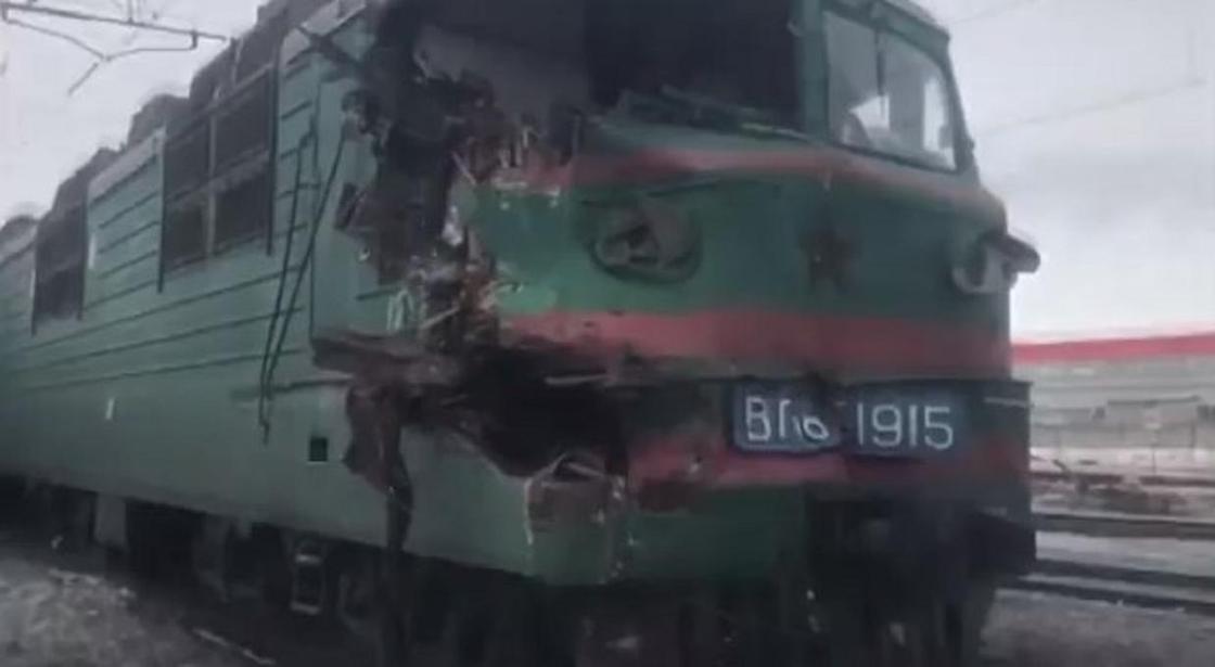 Один поезд протаранил другой в Павлодарской области (видео)