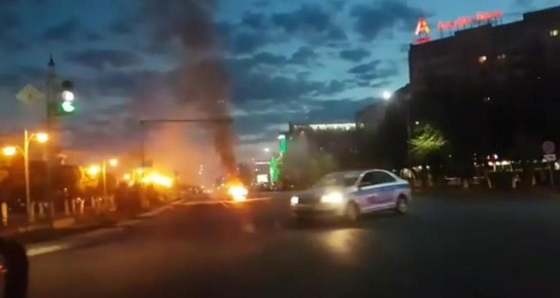Автомобиль сгорел возле мечети в Уральске