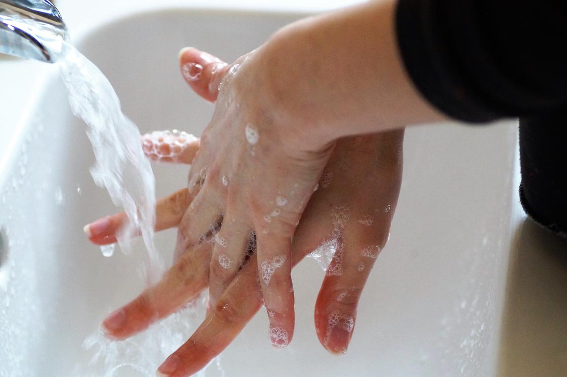 Девушка моет руки с мылом