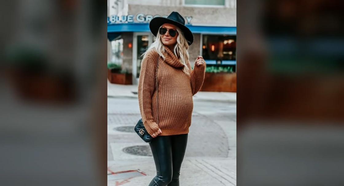 Беременная девушка в удлиненном свитере