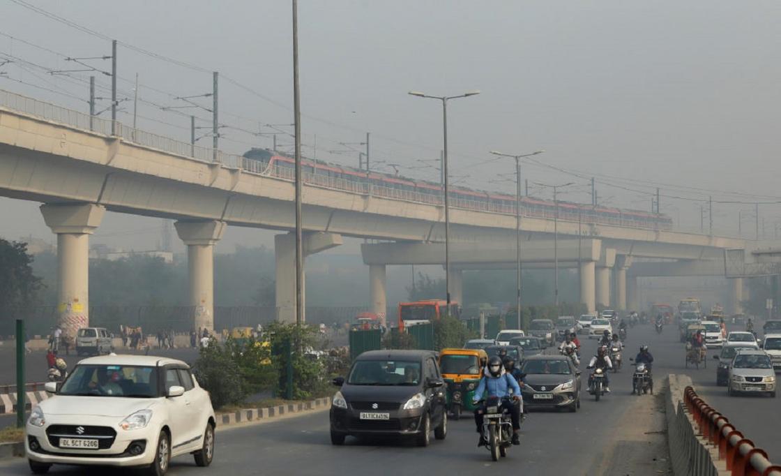 Люди и машины на улице, накрытой смогом