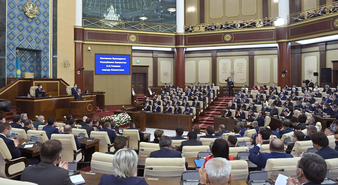 Чиновники на заседании обеих палат Парламента