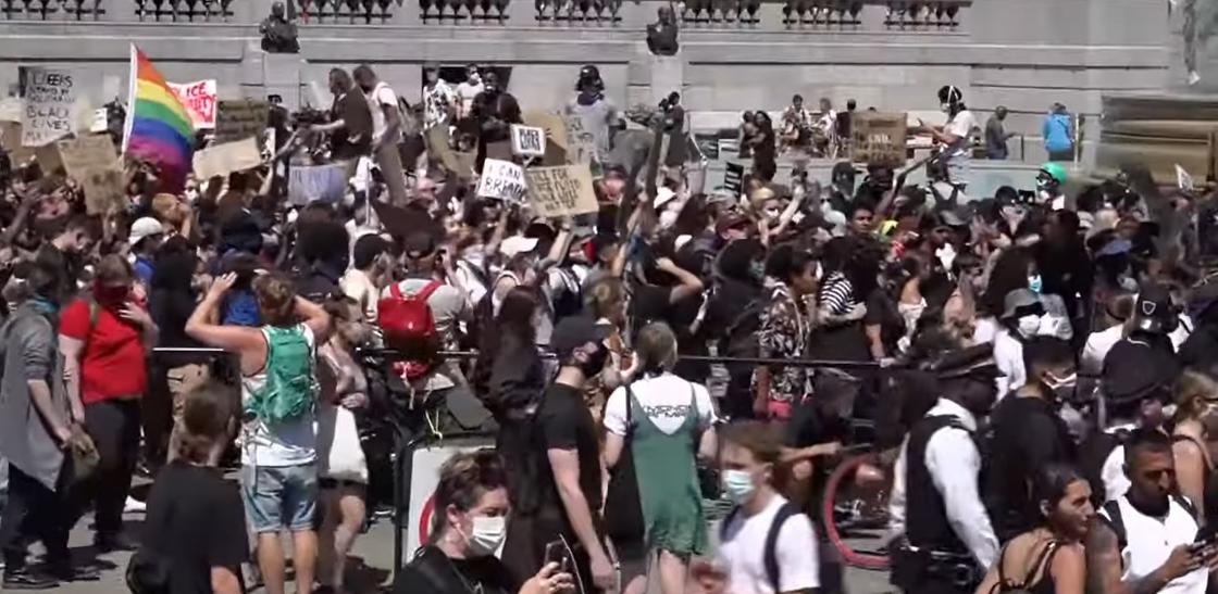 Массовые протесты из-за убийства темнокожего в США перешли в Европу (видео)