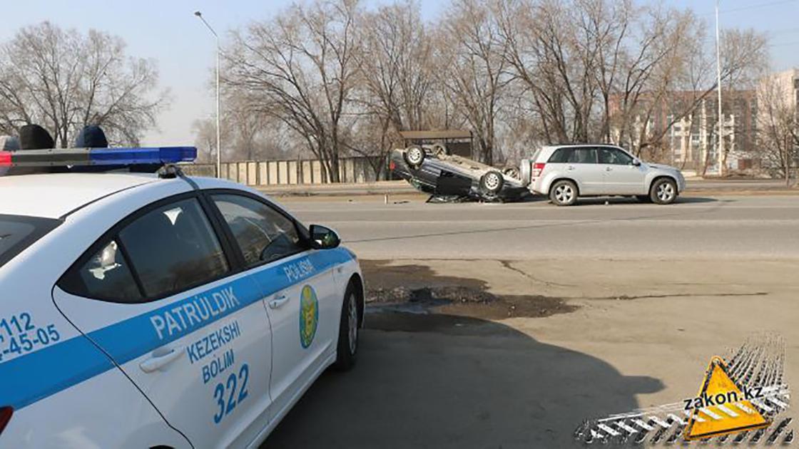 Место аварии с перевернутым авто в Алматы