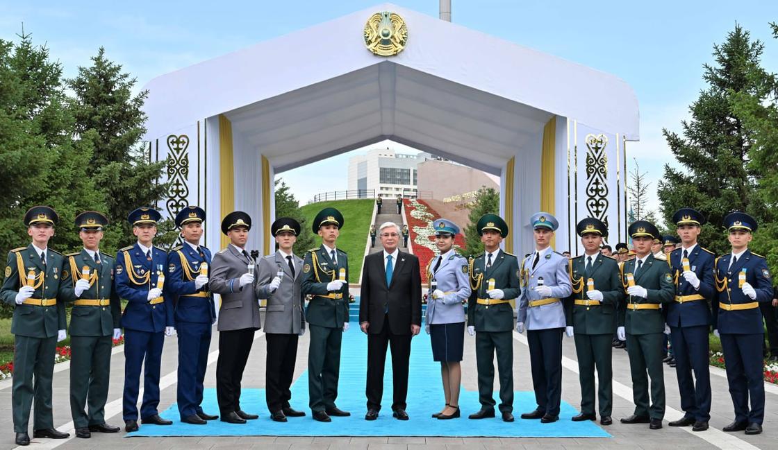 Қасым-Жомарт Тоқаев және офицерлік шен алған түлектер