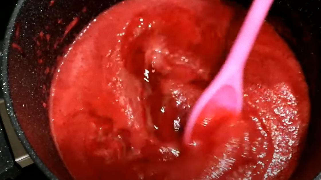 С кипящей смородины снимают ложкой пенку С кипящей смородины снимают ложкой пенку