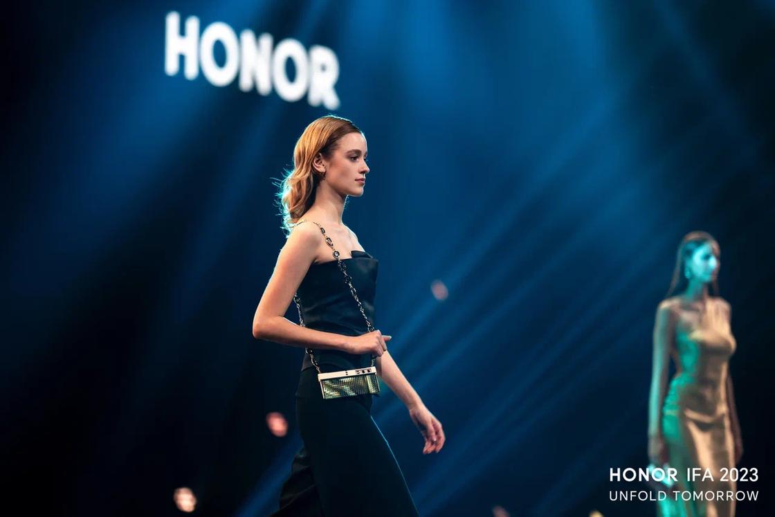 Презентация смартфона-клатча HONOR V Purse на выставке IFA 2023 в Берлине