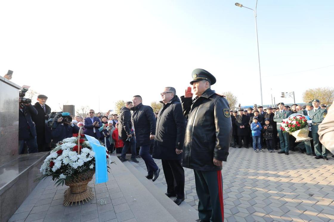 Памятник казахскому батыру Жалантосу Бахадуру открыли в Актобе