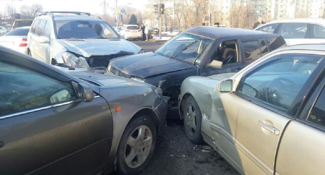Массовая авария произошла в Алматы: столкнулись 8 автомобилей
