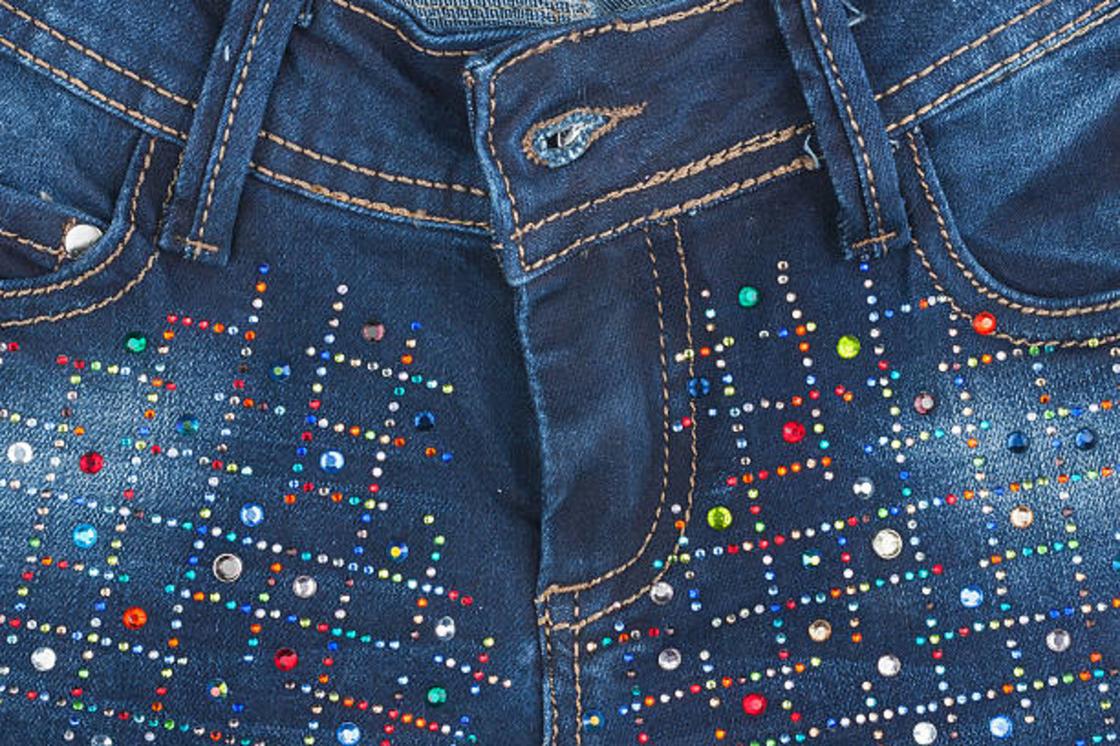 Цветные стразы на передней части джинсов