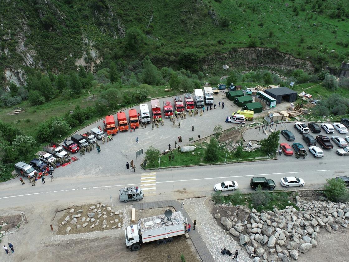 Пожарные машины собрались в горах