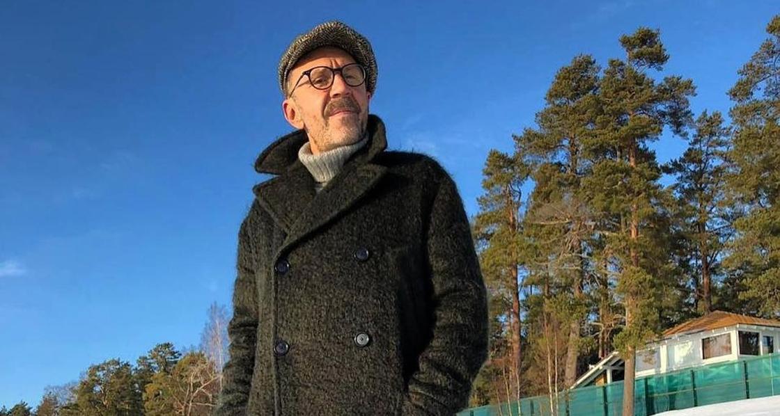 "Тумаков дают здесь бабам": Шнуров сочинил стихи про избившего жену Башарова "Тумаков дают здесь бабам": Шнуров сочинил стихи про избившего жену Башарова
