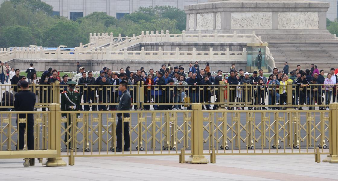 Из-за кортежа Назарбаева на площади Пекина случилось столпотворение (фото)
