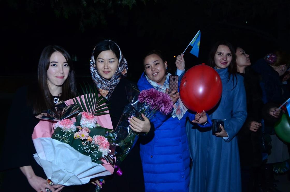 Педагог из Шымкента получила награду «Қазақстанның Еңбек Ері» из рук Назарбаева