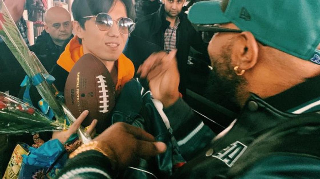 Димаша в аэропорту Нью-Йорка встречала звезда американского футбола (видео)