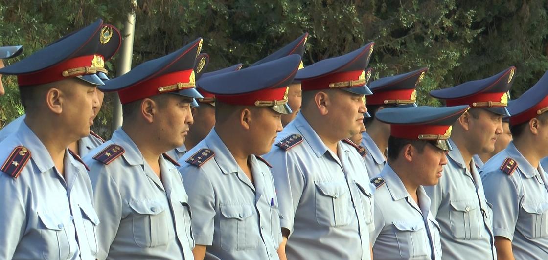 Бабушку и четверых детей вынесли из пожара полицейские Павлодарской области Бабушку и четверых детей вынесли из пожара полицейские Павлодарской области