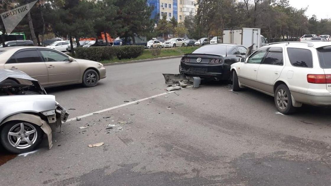Водитель Mustang оставил авто и скрылся с места аварии после массового ДТП в Алматы (фото)
