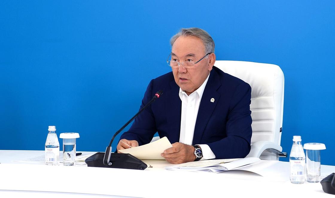 Назарбаев поздравил казахстанцев с Днем шахтера