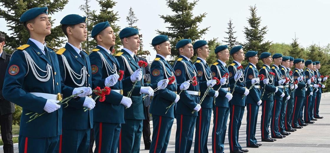 Военнослужащие у памятника "Отан Ана" в Нур-Султане