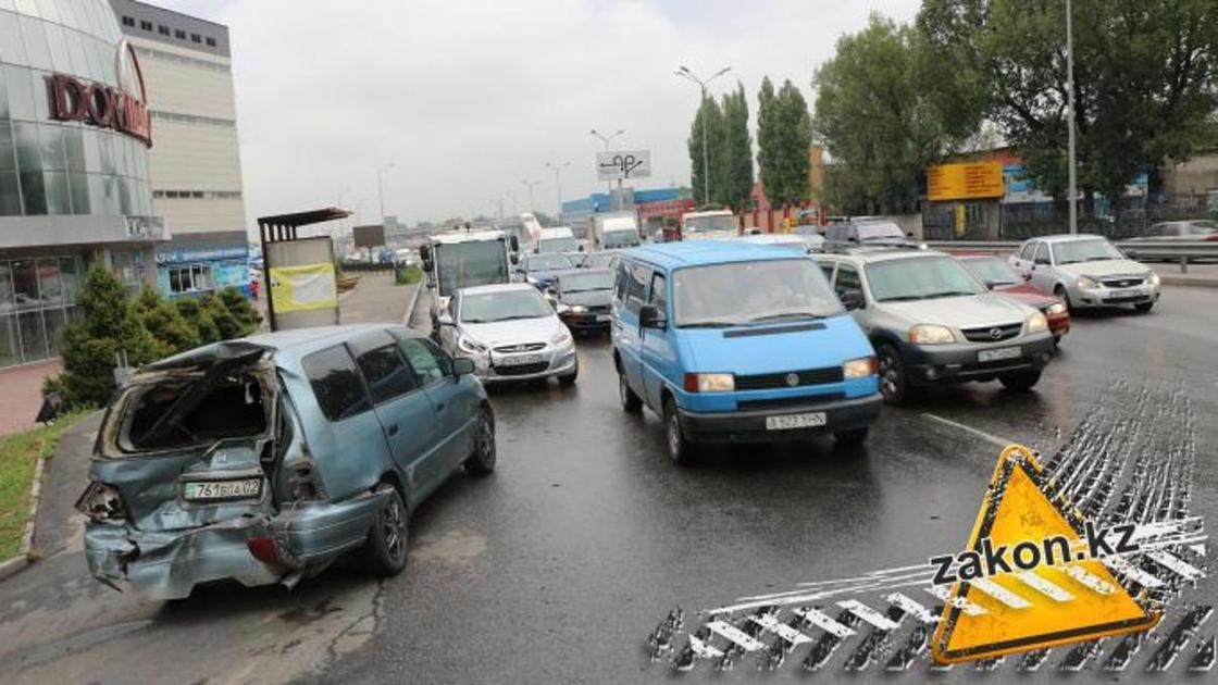 Огромная пробка образовалась на одной из главных улиц Алматы из-за ДТП (фото)