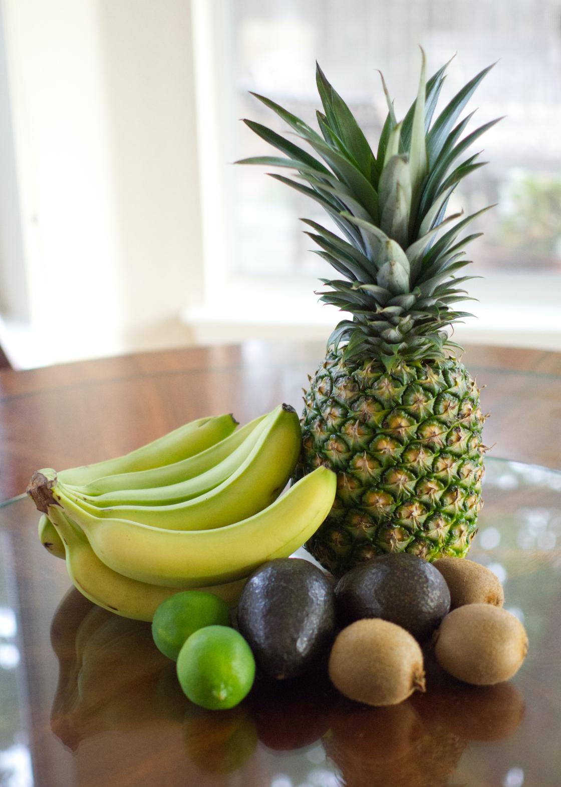 Киви, лаймы, бананы, ананас, авокадо