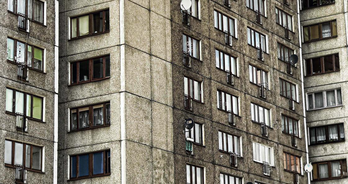 Накренившаяся многоэтажка в Алматы: акимат прокомментировал ситуацию