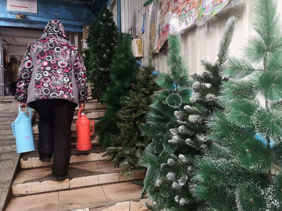 Новогодние елки на  барахолке Алматы