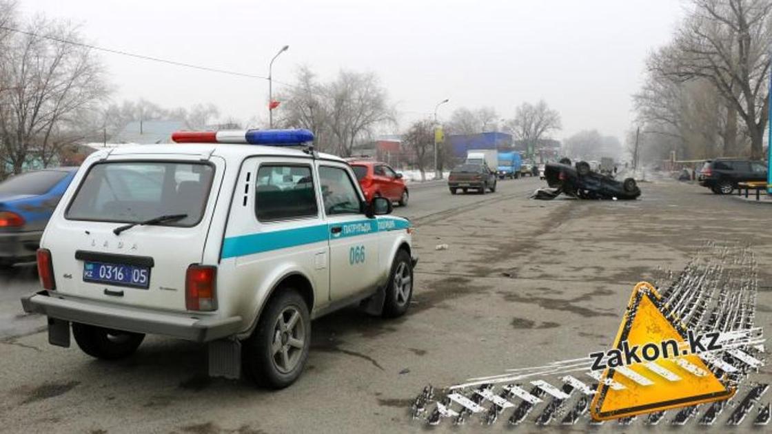 Toyota после ДТП опрокинулась на крышу и въехала на заправку на Талгарском тракте (фото, видео)