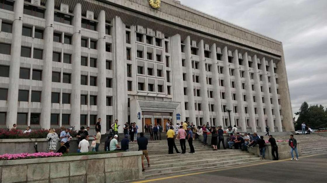 Чего требуют собравшиеся у акимата Алматы