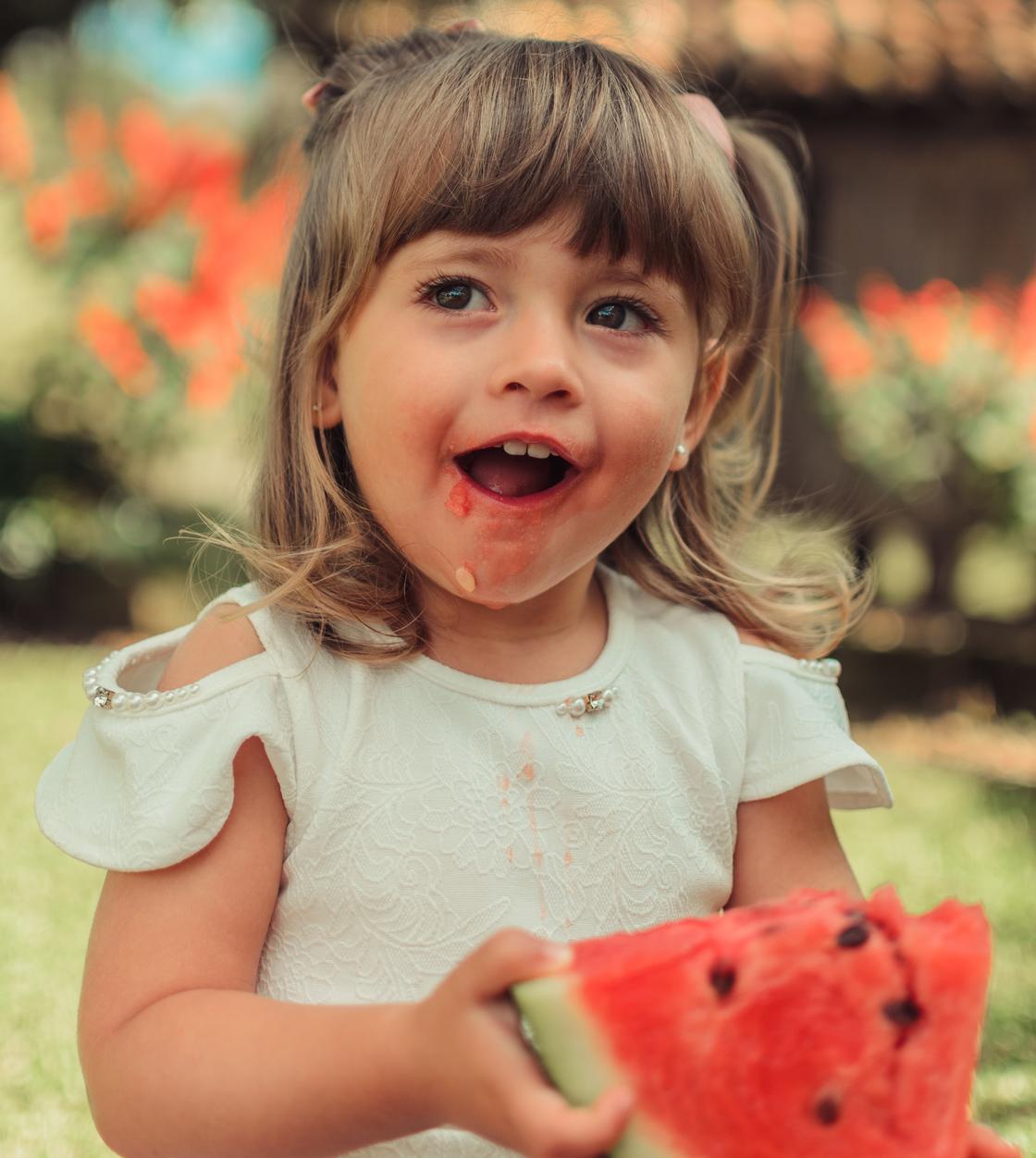 Девочка ест арбуз