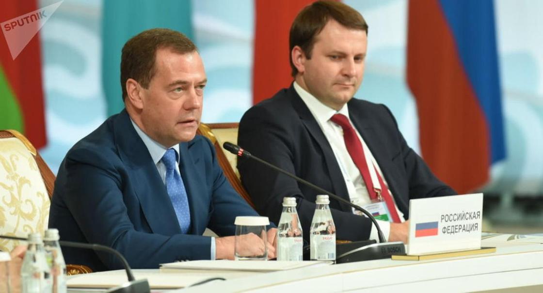«Надо практиковаться в казахском»: Медведев выступил на форуме в Алматы
