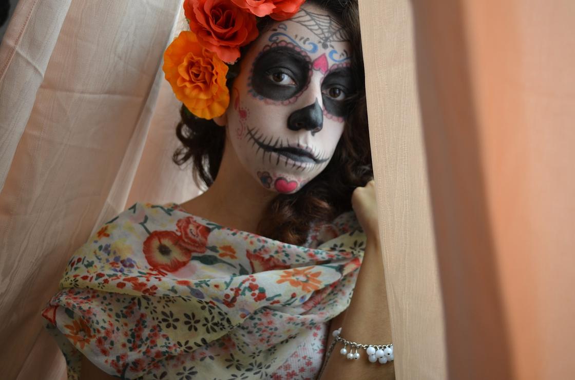Девушка в образе Смерти на Хэллоуин